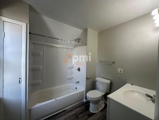 Building Photo - 108 Osborn St