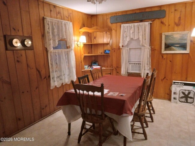 Building Photo - 10 Lake St