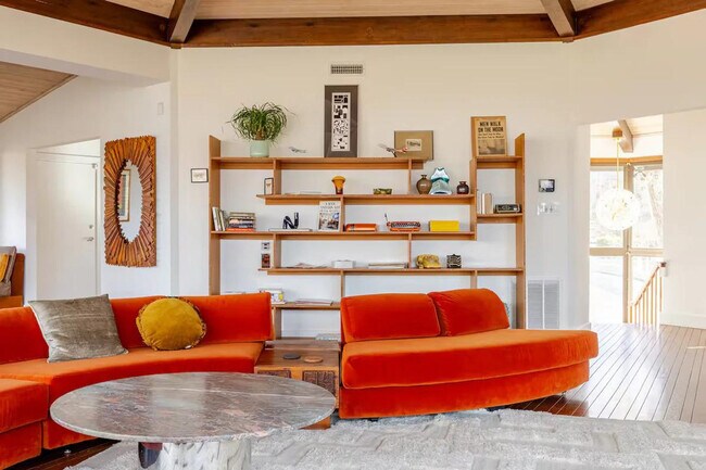 Building Photo - 2720 N Fillmore St