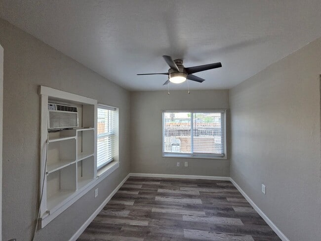 Building Photo - Phoenix 3 Bed/3 Bath in Coronado!