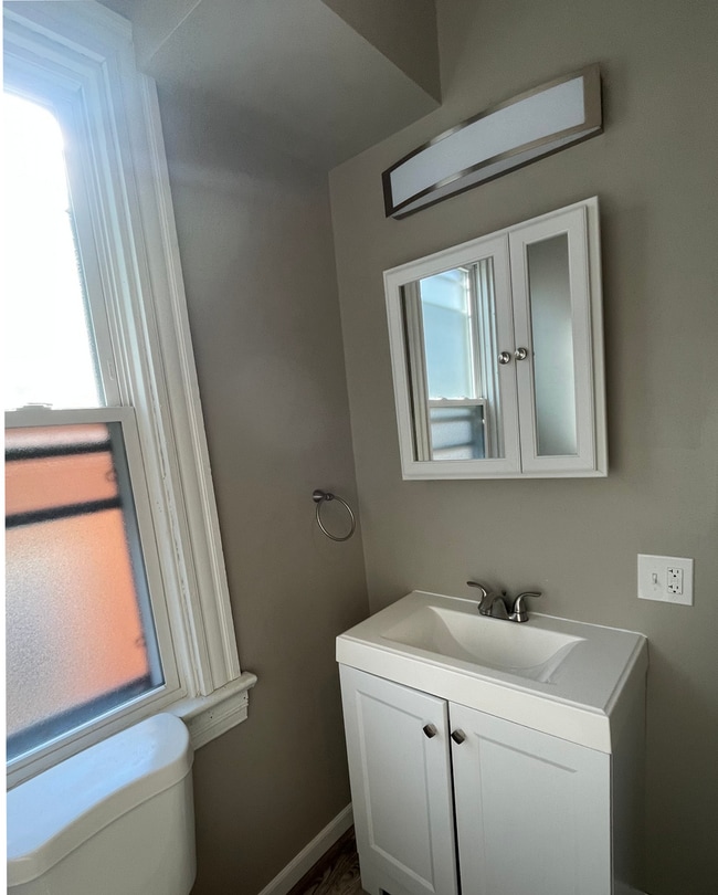 Building Photo - Gorgeous 1 and 2 bedroom apartments for re...