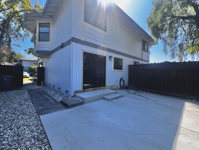 Building Photo - Beautifully remodeled 3-bedroom, 1.5-bath ...