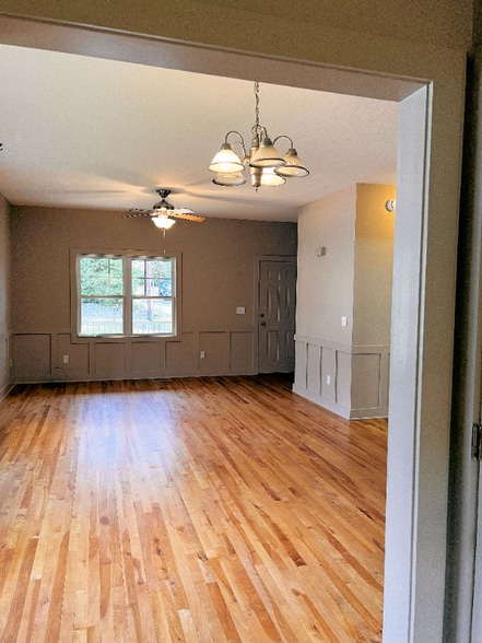 Building Photo - 205 Wellington St