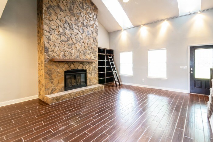 Building Photo - 815 Doulton Ln