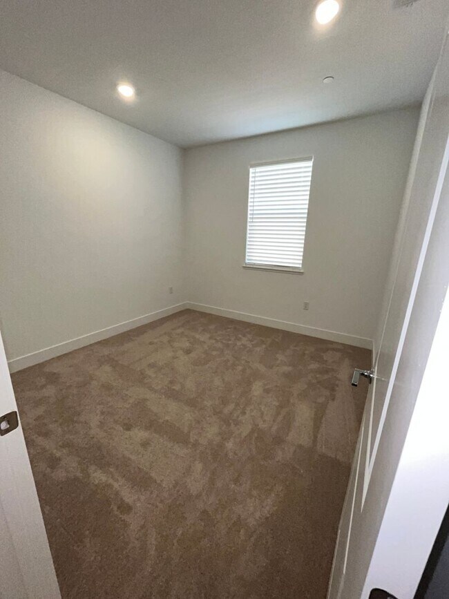 Building Photo - 4 BR, 2.5 Ba, 2262SF, Single Story, Solar ...