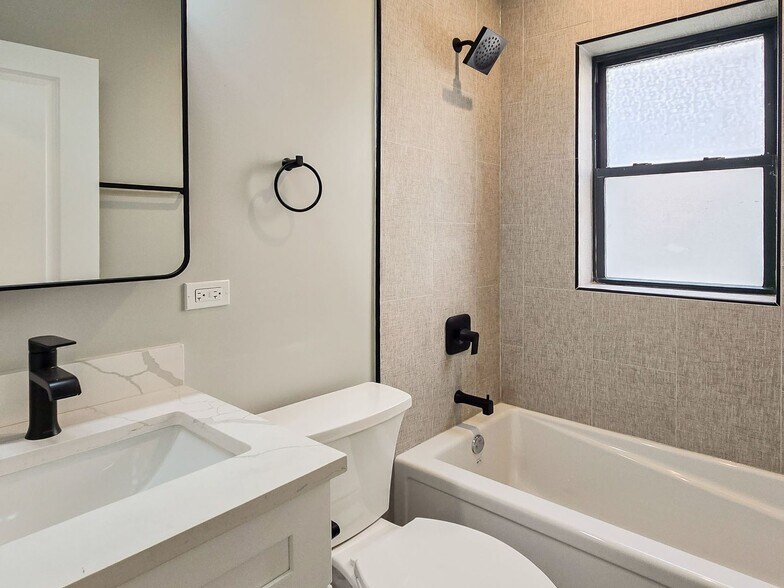 Building Photo - 4847 N Wolcott Ave