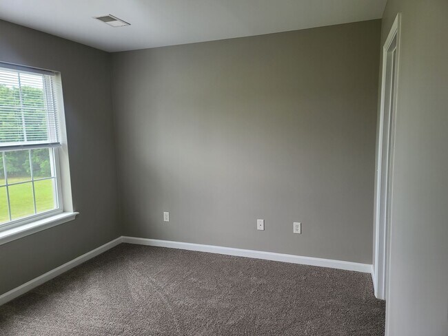 Building Photo - 3 Bed 2.5 Bath Townhome Ready for You in W...