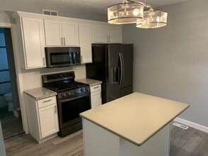 Building Photo - 4 bed/2 bath house in the heart of the Wes...