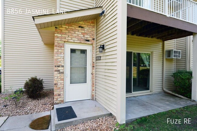 Building Photo - Stunning 2 BD / 1 BA Eden Prairie Town home.