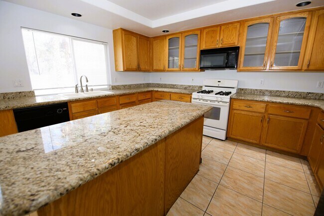 Building Photo - HUGE LOFT + 5 BEDROOMS IN SE