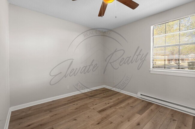 Building Photo - On Special: Two Bedroom Duplex in Hermitage!