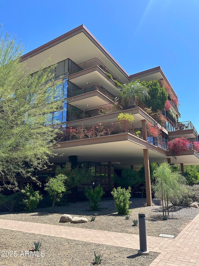 Building Photo - 7117 E Rancho Vista Dr