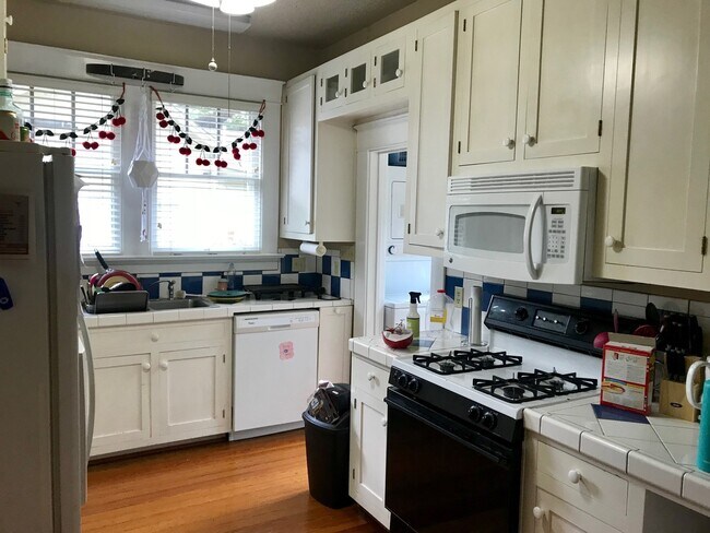 Building Photo - UT PRE-LEASE: Hyde Park 4 bed / 3 bath.  O...