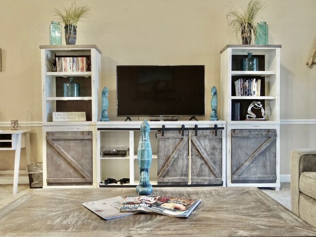 Building Photo - All Inclusive Seasonal Rental Available 11...