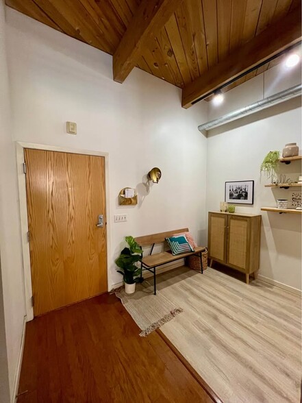Entry. - 234 E Reservoir Ave