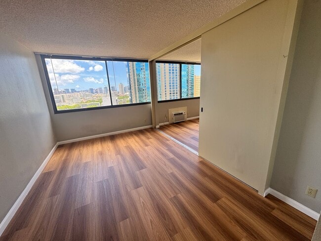 Building Photo - Updated 1 bed, 1 bath, 1 parking unit in K...