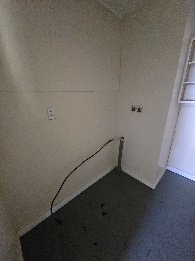 Building Photo - 4BD/1 BA nicely updated home