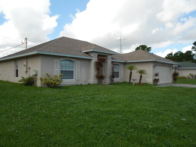 Building Photo - 3/2/2 with home with 1412 living sqft is c...