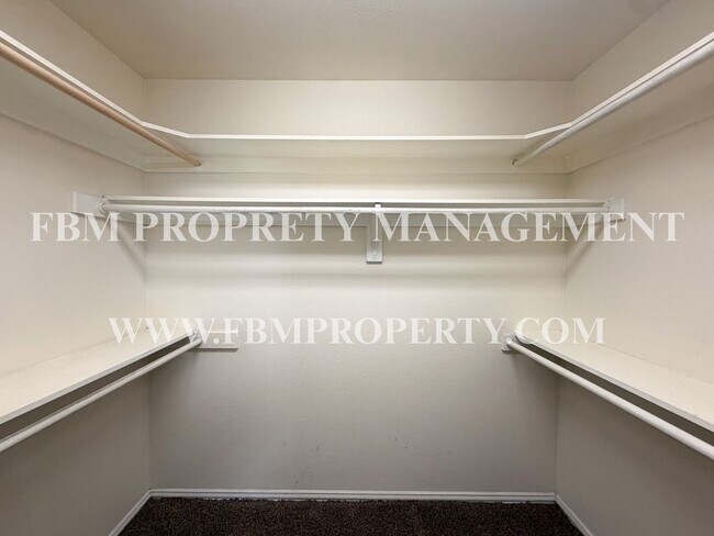 Building Photo - 19 Country Club Pl