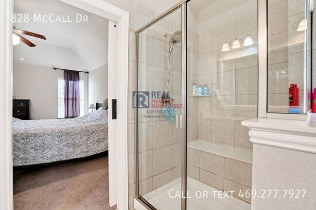Building Photo - 828 McCall Dr