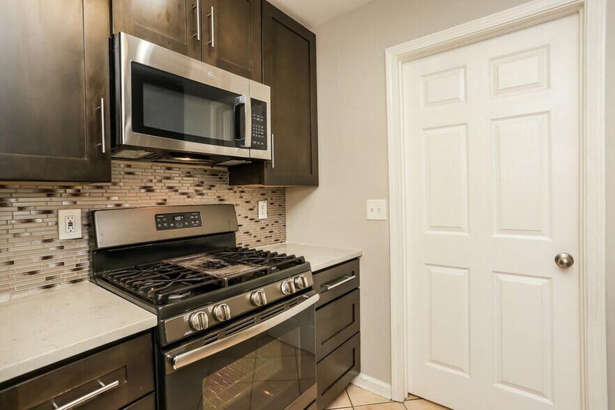 Building Photo - 4040 Brookfield Way