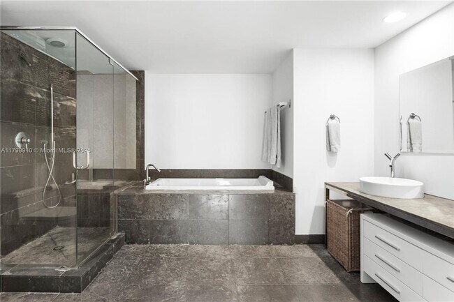 Building Photo - 495 Brickell Ave