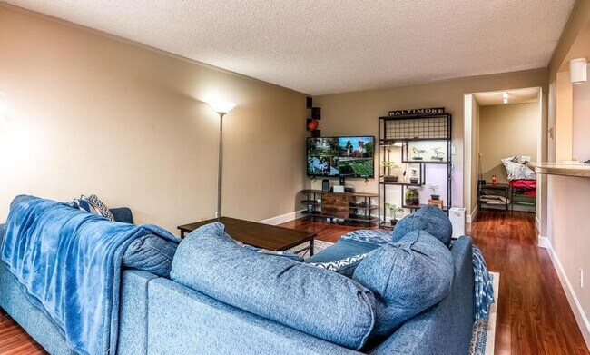 Building Photo - 2 bedroom in Seattle WA 98199