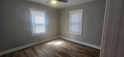 Building Photo - 2115 W 8th St