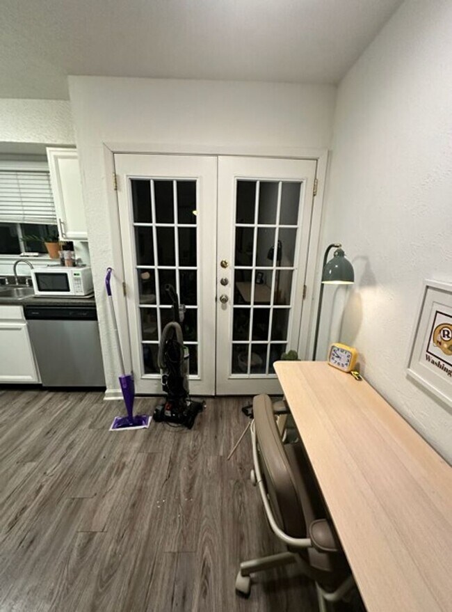 Building Photo - 2bd/1ba Townhome - South Lamar - Close to Downtown - Fenced Patio - $1450