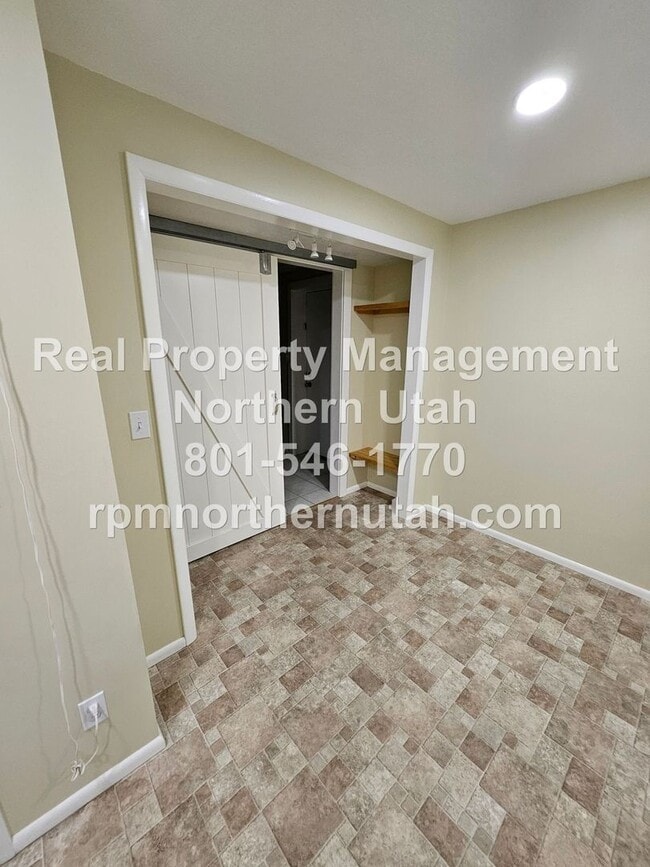 Building Photo - Stunning 5 Bedroom Home in Kaysville Now A...