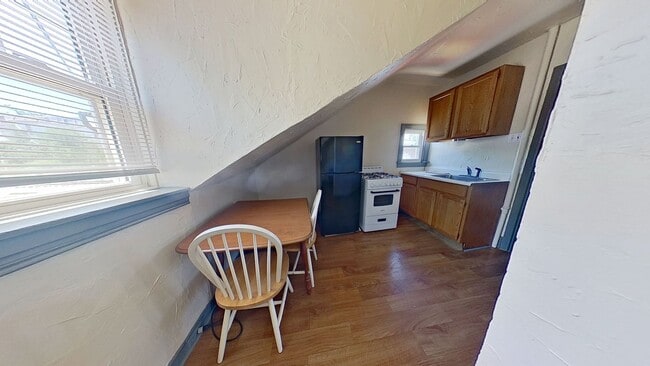 Building Photo - 2nd Floor Apartment