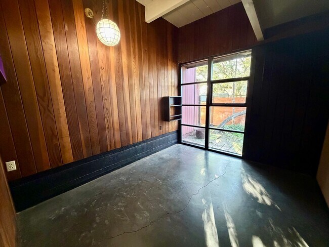 Building Photo - Unique 2 bedroom 2 bath home in Pacific Grove!