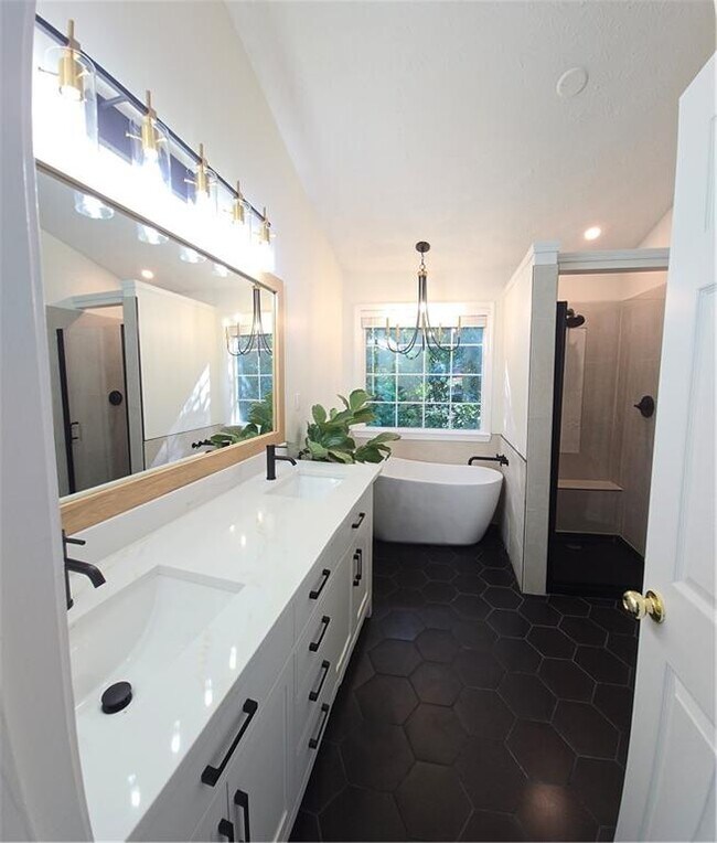 Building Photo - 3390 Northcliff Dr