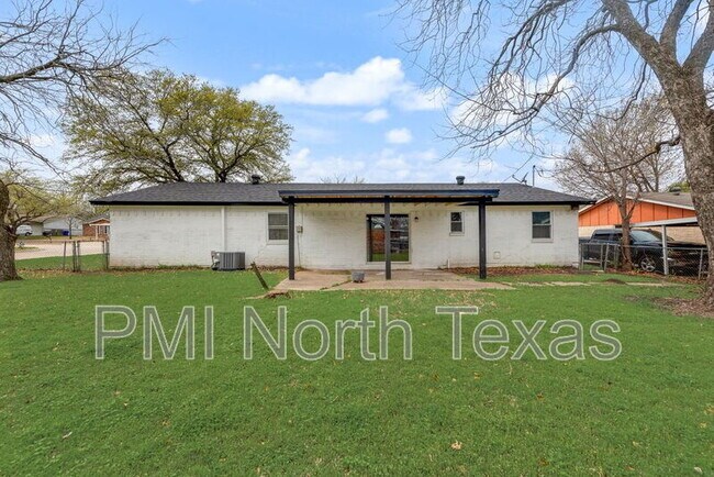 Building Photo - 305 Live Oak Dr