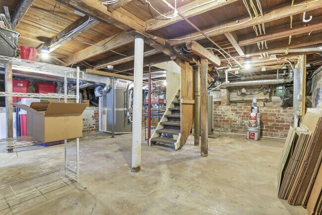 Building Photo - 426 W 6th St
