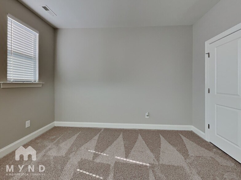 Building Photo - 2547 Statesville Ave