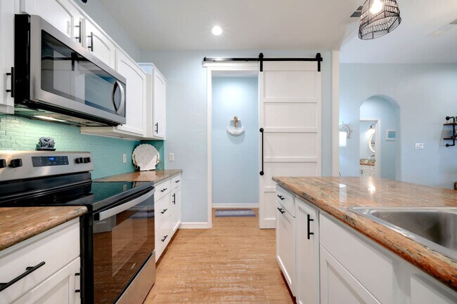 Building Photo - 994 Dolly St