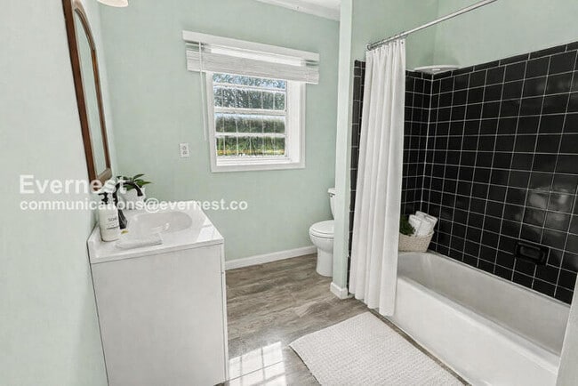 Building Photo - 3 Bed/2 Bath with Off-Street Parking / Vouchers Accepted / Available Now!