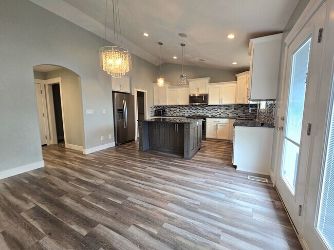 Building Photo - Gorgeous 6 Bedroom, 3 Bathroom Home in Mountain Bend in Ammon - By Real Property Management