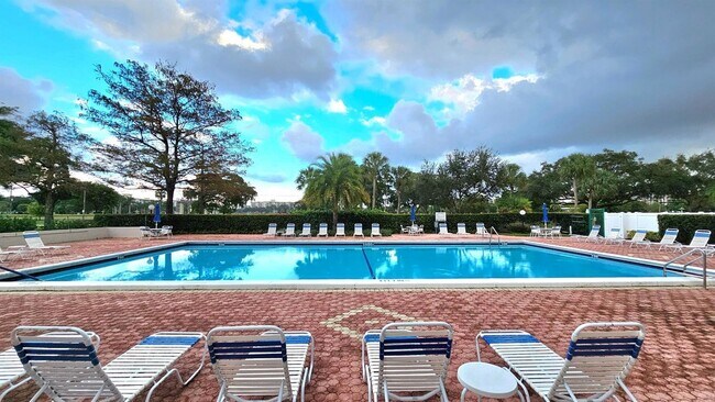 Building Photo - 575 Oaks Ln