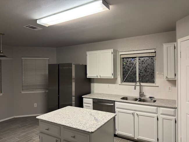 Building Photo - Remodeled 3 Bedroom Plus Bonus Room - Comi...