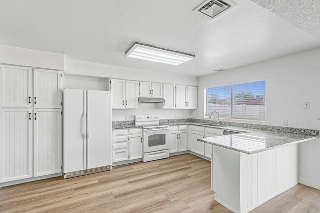 Building Photo - Wonderful East Valley Home! 4bedroom 2 Bat...
