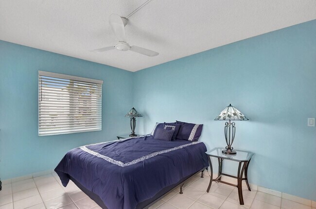 Building Photo - 204 Burgundy N