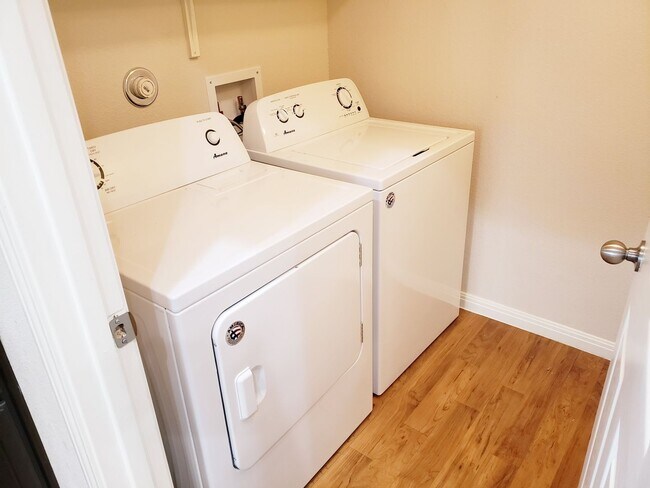 Building Photo - 3 BR/2BA | Single Family Home | 1-Car Garage Parking | Fenced backyard| In Manor!