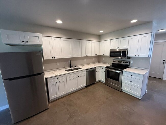 Building Photo - 2901 Waverly Dr SE