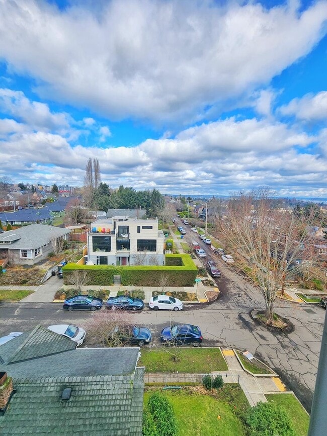 Building Photo - Beautiful 2 Bed 1.75 Bath Townhome in Central District