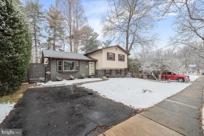 Building Photo - 903 Leverton Rd