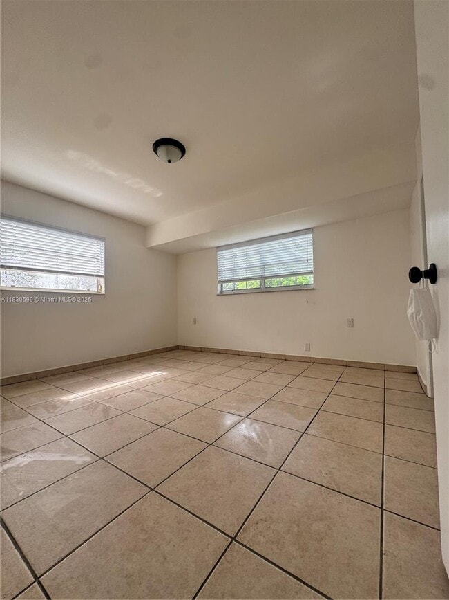Building Photo - 539 W 40th Pl