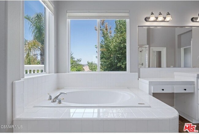 Building Photo - 335 Kitetail St