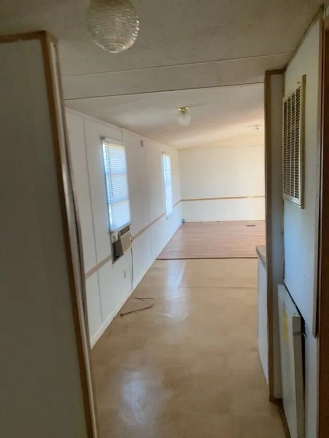 Building Photo - 3 Bedroom 2 bathroom